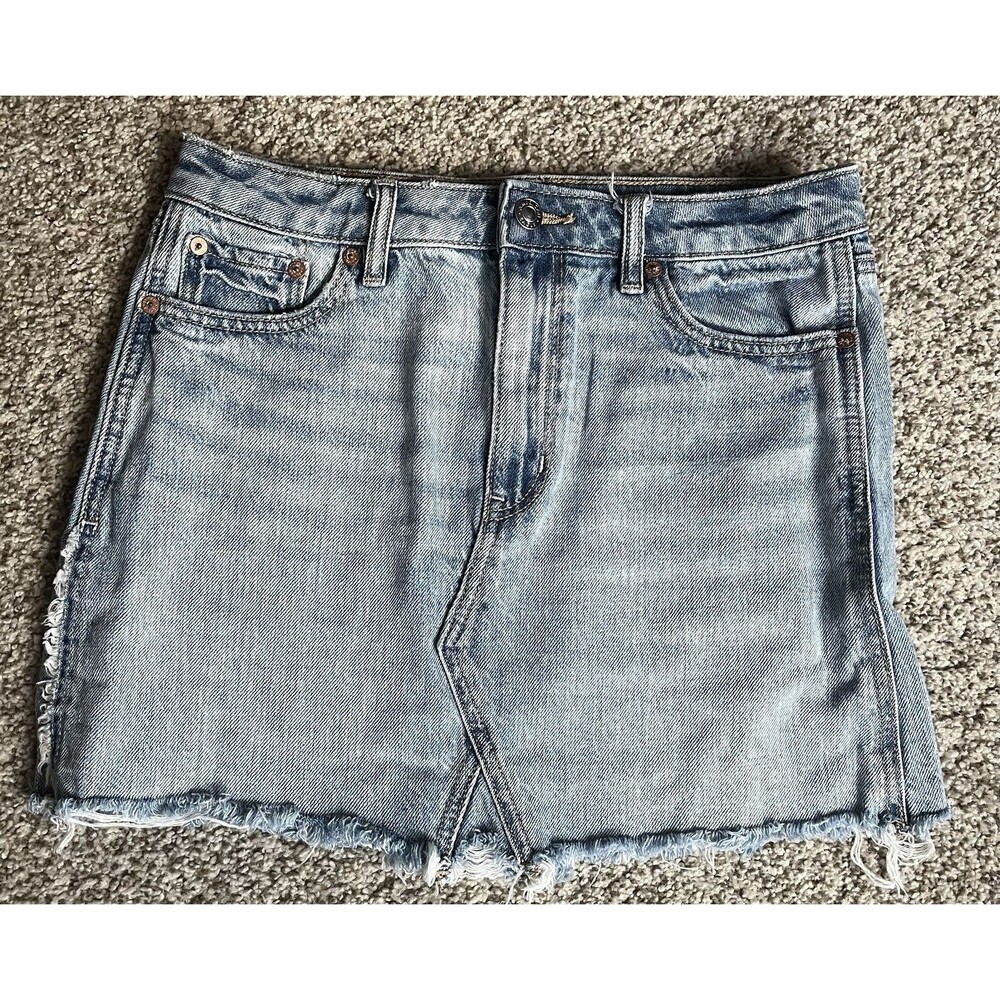 American Eagle Light Wash Denim Mini Skirt Raw Hem Blue Size 4